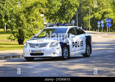 Helsinki, Finnland. Juli 2018. Toyota Avensis Polizeifahrzeug in Helsinki am Tag des historischen Treffens der US-Präsidenten und der russischen Präsidenten in Helsinki 2018 Stockfoto