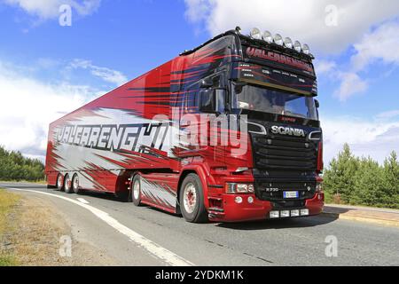 LEMPAALA, FINNLAND, 11. AUGUST 2016: Scania R730 halb von Bruno Valcarenghi Autotrasporti, Italien, nimmt an einem Lkw-Konvoi zur Power Truck Show 2016 in Teil Stockfoto