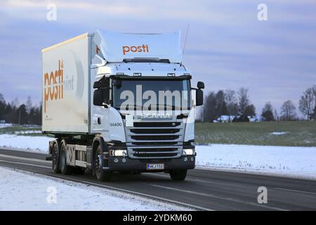 SALO, FINNLAND, 11. NOVEMBER 2016: Der Scania G490-Lieferwagen der Posti Group, finnische Post fährt an einem Winterabend auf der Straße, um sie abzuholen und zu transportieren Stockfoto