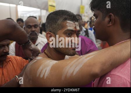 31.01.2018, Singapur, Republik Singapur, die Haut eines hinduistischen Mannes wird mit Metallhaken im Rücken durchbohrt, während er sich auf den Thaipusam vorbereitet Stockfoto