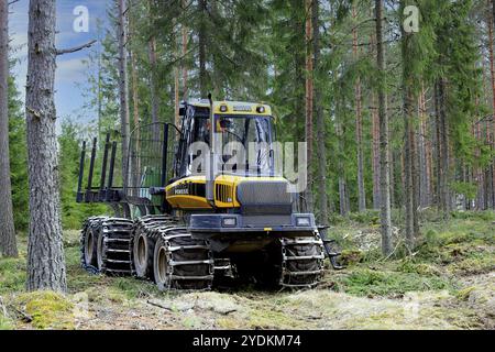 HUMPPILA, FINNLAND, 8. APRIL 2017: PONSSE Elchwaldspediteur im Nadelwald im Frühjahr. Der Elch hat eine Tragfähigkeit von 000 kg Stockfoto