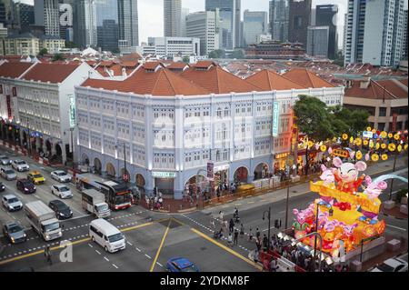 23.01.2020, Singapur, Republik Singapur, Asien, Stadtblick über die Dächer von Chinatown und die Skyline mit Wolkenkratzern im Geschäftsviertel Stockfoto