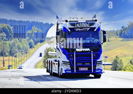 Wunderschön angepasste Scania R770 LKW Big Gun von Auvinen Trucking auf dem Highway 3 auf dem Weg zur Power Truck Show 2021. Ylojarvi, Finnland. 12. August 2021 Stockfoto