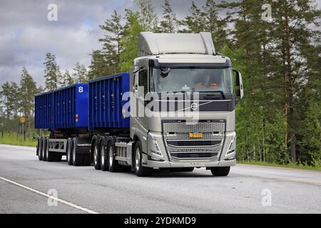 Raasepori, Finnland. Mai 2021. Der neue Volvo FH 500TC Pro Hook wurde auf der Straße 25 getestet. Volvo Trucks präsentiert den neuen FH als Teil seines neuen Lkw-Sortiments Stockfoto