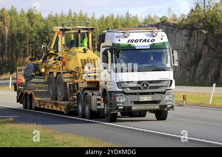 PAIMIO, FINNLAND, 16. OKTOBER 2015: Mercedes-Benz Actros 2660 Semi Truck transportiert Vammas Straßenwartungsgeräte von Destia. Destia ist ein finnischer Infrast Stockfoto