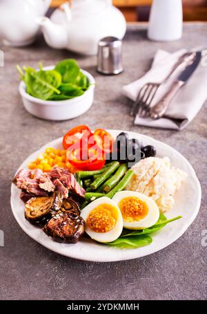 Frisches Frühstück, gekochte Eier mit Reisfleisch und Gemüse auf Teller Stockfoto