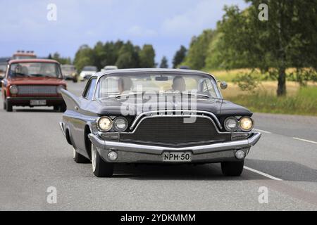 SOMERO, FINNLAND, 5. AUGUST 2017: Black Chrysler Desoto Adventurer, vermutlich 1960, fährt auf der Maisemaruise 2017 sogar im Spätsommer auf der Autobahn Stockfoto
