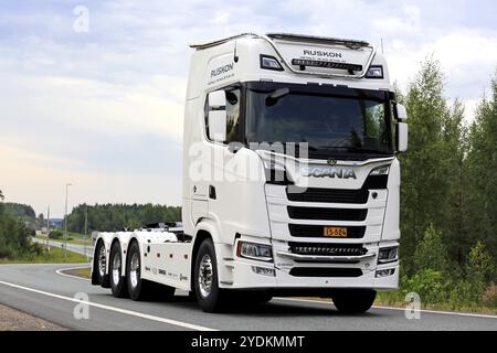 LEMPAALA, FINNLAND, 9. AUGUST 2018: Neuer, weißer Scania S650 Lkw von Ruskon Metalli ja Kuljetus Oy im Konvoi zur Power Truck Show 2018 Stockfoto