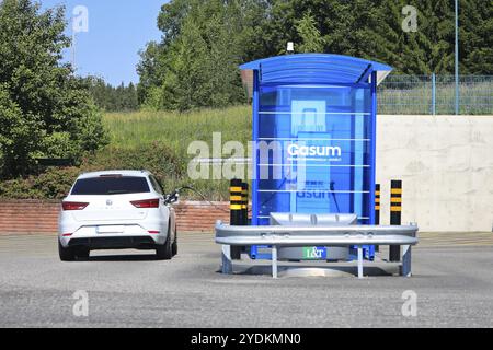 White Seat Leon TGI Car betankt an einem sonnigen Tag in Salo, Finnland, Biogas an der Gasum CNG-Station. Juli 2020 Stockfoto