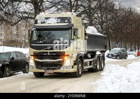 Der Volvo FM Kipper transportiert den Schnee von der Straße zu einer Schneemängelanlage in der Stadt. Helsinki, Finnland. Januar 2021 Stockfoto