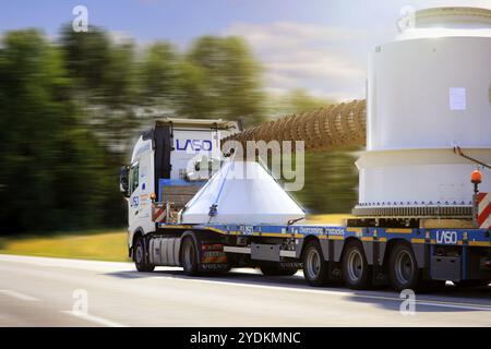 Außergewöhnliche Beladung von Industrieanlagen durch weißen Volvo FH Auflieger der portugiesischen LASO Transportes SA, Highway 52, Salo, Finnland. Juli 2021 Stockfoto