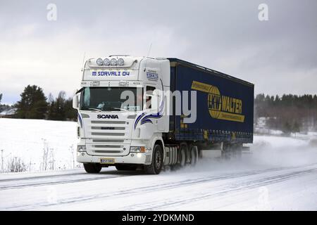 SALO, FINNLAND, 7. JANUAR 2017: Der weiße Scania-Semi von M. Sorvali Oy zieht an einem bewölkten Wintertag einen Vorhangsider-Anhänger auf verschneiten Straßen Stockfoto