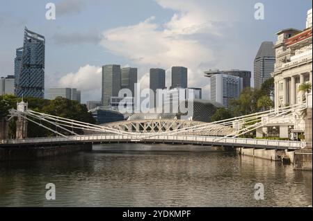 28.05.2020, Singapur, Republik Singapur, Asien, Stadtblick mit der Cavenagh-Brücke über den Singapore River und Wolkenkratzern des Stadtzentrums in Stockfoto