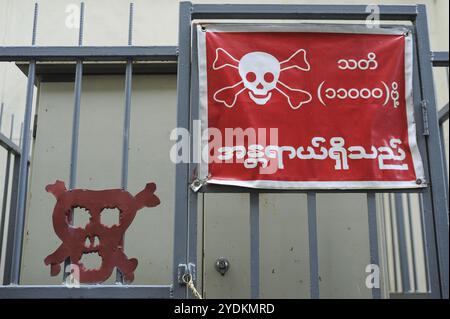 23.09.2013, Yangon, Myanmar, Asien, Ein Warnschild mit einem Schädel- und Kreuzknochensymbol warnt vor der Gefahr von Hochspannung, Asien Stockfoto