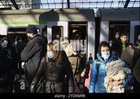 10.03.2022, Berlin, Deutschland, Europa, Kriegsflüchtlinge aus der Ukraine steigen nach ihrer Ankunft am Berliner Hauptbahnhof aus Warschau aus Stockfoto