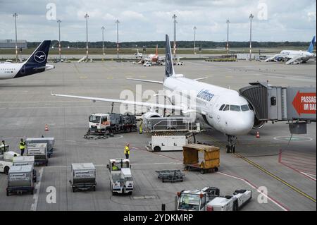 04.08.2023, Berlin, Deutschland, Europa, Ein Passagierflugzeug des Lufthansa Airbus A321-200 mit der Registrierung D-AIDA parkt an einem Gate in Berlin Brandenburg Stockfoto