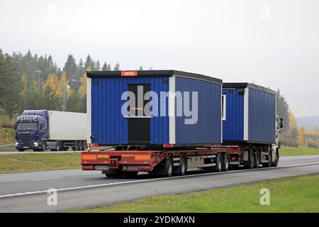 Salo, Finnland, 12. Oktober 2018: Zwei tragbare Kabinen werden an einem nebeligen Herbsttag in Europa auf Lkw-Anhängern entlang der Autobahn transportiert Stockfoto