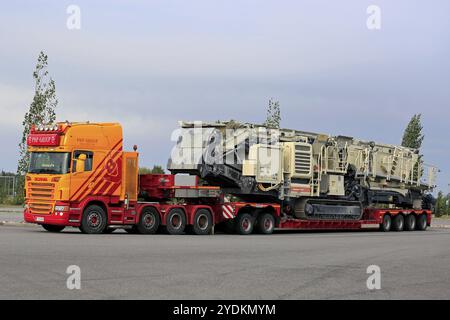 Der Scania G580-Lkw der PHP Group Oy transportiert die mobile Brech- und Siebanlage Lokotrack LT330D auf Noteboom-Anhänger. Forssa, Finnland, 9. August 2018, Eur Stockfoto