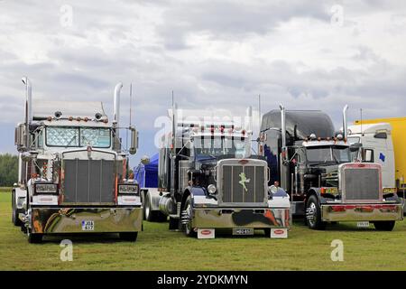 Alaharma, Finnland. August 2019. Der klassische amerikanische Kenworth W900B und zwei Peterbilt Big Rigs mit glänzendem Chrom standen auf der Power Truck Show 2019 Stockfoto