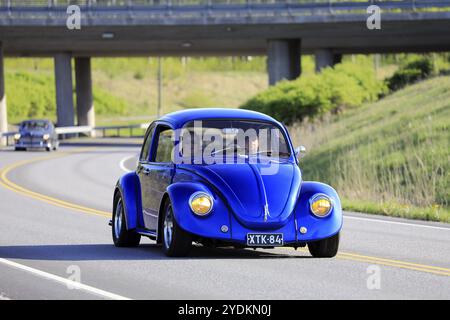 Salo, Finnland. Mai 2019. Klassischer, königsblauer Volkswagen Käfer aus den 1970er Jahren oder Typ 1 auf der Straße auf der beliebten jährlichen Veranstaltung Salon Maisema Cruising 2019 Stockfoto