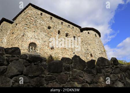 Mittelalterliche Burgruine Raseborg im Herbst. Raseborg Castle wurde in den 1370er Jahren auf einem Felsen erbaut, der damals von Wasser umgeben war. Snappertuna, Finnland Stockfoto