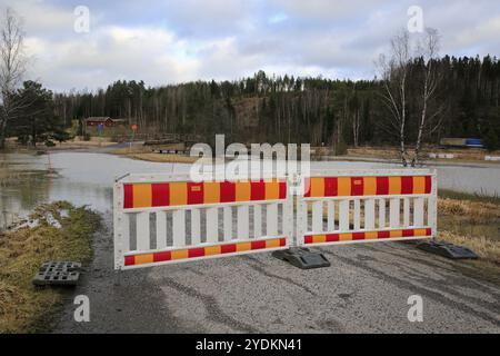 Der Nebenweg des Highway 52 wurde aufgrund der Überschwemmung des Pernioenjoki-Flusses im Februar 2020 geschlossen. Pernioe, Salo, Finnland, 23. Februar 2020, Europa Stockfoto