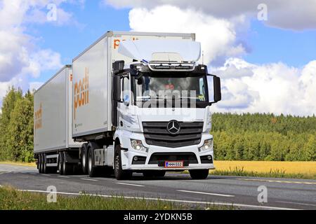 Weißer Mercedes-Benz Actros Lkw für die Lieferung der finnischen Post Posti Kuljetus Oy zieht Anhänger auf der Autobahn 2 Jokioinen, Finnland. August 2020 Stockfoto