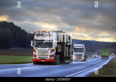 Scania R730 von Janhunen transportiert Metso Nordberg Backenbrecher als außergewöhnliche Last im Straßenverkehr der Autobahn 52. Salo, Finnland. November 2020 Stockfoto