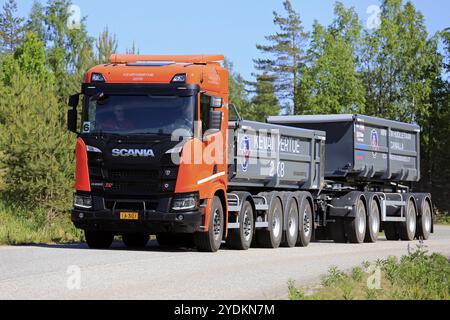 Orange Next Generation Scania R650 XT Gravel Truck Kombi Probefahrt auf der Spring Forest Road auf Scania Tour 2018 in Lohja, Finnland, 25. Mai 2018, Stockfoto