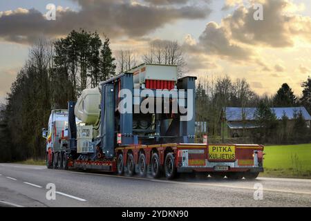 Scania R730 von Janhunen transportiert Metso Nordberg Backenbrecher als außergewöhnliche Last entlang der Autobahn 52, Rückansicht. Salo, Finnland. November 2020 Stockfoto