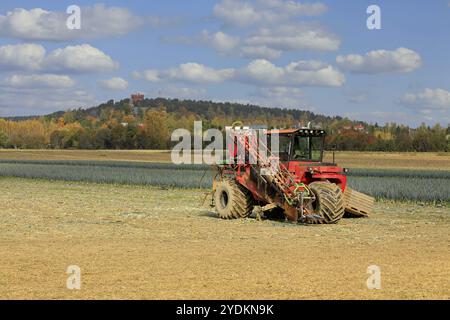 Lauch, Allium ampeloprasum, Feld und Ernte in Finnland mit Lauch-Erntemaschine an einem sonnigen Herbsttag. Halikko, Salo, Finnland. Oktober 2020 Stockfoto