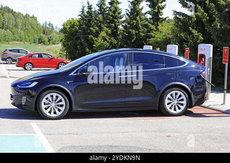 PAIMIO, FINNLAND, 14. JULI 2017: Das neue Tesla Model X Elektroauto wird beim Tesla Supercharger aufgeladen. Das Model X ist eine elektrische Luxusweiche Stockfoto