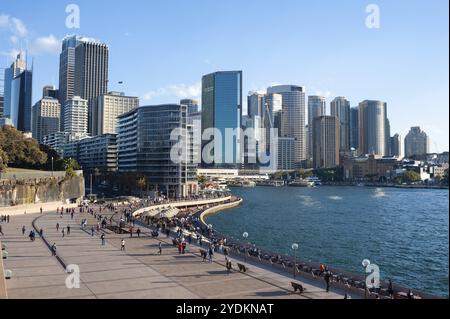 11.05.2018, Sydney, New South Wales, Australien, Blick auf die Skyline des Geschäftsviertels von Sydney und die Uferpromenade entlang des Circular Quay, Stockfoto