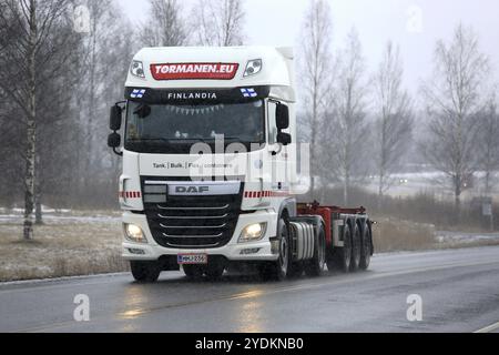 SALO, FINNLAND, 4. MÄRZ 2017: Der weiße DAF XF von Tormanen bewegt sich bei starkem Schneefall auf der Straße in Südfinnland Stockfoto