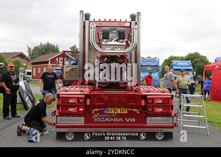 ALAHARMA, FINNLAND, 10. AUGUST 2018: Das Scania V8 143H Streamline Pouls Bremseservice A/S-Team bereitet den V8 Scania für die Power Truck Show 2018 vor Stockfoto