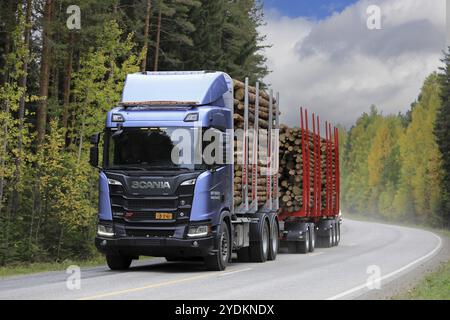 LAUKAA, FINNLAND, 22. SEPTEMBER 2017: Scania R650 XT-LKW auf einer Probefahrt auf einer Hauptstraße während der Scania Laukaa Tupaswilla Off-Road-Veranstaltung Stockfoto