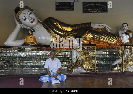 21.01.2014, Yangon, Myanmar, Asien, Ein Mann meditiert vor einer Buddha-Statue im Tempelbereich der Shwedagon-Pagode, Asien Stockfoto