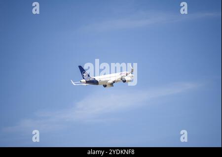 13.05.2024, Berlin, Deutschland, Europa, Ein Passagierflugzeug der Lufthansa Airbus A320neo mit der Registrierung D-AIJD, das von Berlin Brandenburg Air startet Stockfoto