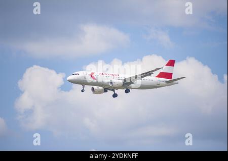 02.06.2024, Berlin, Deutschland, Europa, ein Passagierflugzeug der Austrian Airlines A320-214 in Retro-Lackierung mit der Registrierung OE-LBO, die sich Berlin nähert Stockfoto