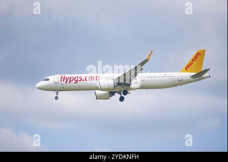 02.06.2024, Berlin, Deutschland, Europa, ein Passagierflugzeug des Typs Airbus A321-251 Neo von Pegasus Airlines mit der Registrierung TC-RDH im Anflug nach Berlin Stockfoto