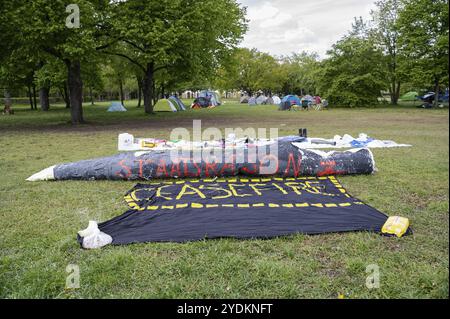 23.04.2024, Berlin, Deutschland, Europa, Ein Protestlager von pro-palästinensischen Demonstranten und Friedensaktivisten mit Zelten und palästinensischen Fahnen auf einer Wiese Stockfoto