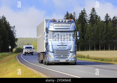 Wunderschön angepasster eisblauer DAF XF Truck Pall Cargo ab vor dem Auflieger auf der Straße. Urjala, Finnland. August 2022 Stockfoto