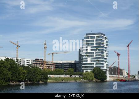 24.06.2019, Berlin, Deutschland, Europa, Blick auf die luxuriösen Wohnhochhäuser am Spreeufer in Berlin-Friedrichshain, Europa Stockfoto