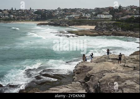 27.09.2019, Sydney, New South Wales, Australien, Touristen blicken von den Klippen am Tamarama Point aus aufs Meer. Der Aussichtspunkt befindet sich auf der Bondi nach C Stockfoto