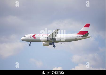 02.06.2024, Berlin, Deutschland, Europa, ein Passagierflugzeug der Austrian Airlines A320-214 in Retro-Lackierung mit der Registrierung OE-LBO, die sich Berlin nähert Stockfoto