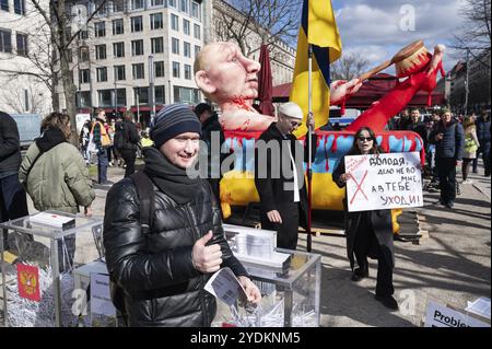 17.03.2024, Berlin, Deutschland, Europa, Tausende von Menschen protestieren vor der russischen Botschaft unter den Linden im Berliner Stadtteil Mitte Under Stockfoto