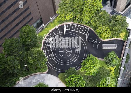 01.08.2023, Singapur, Republik Singapur, Asien, Blick von der Green Oasis Aussichtsterrasse des neuen CapitaSpring Wolkenkratzers auf eine grüne Dachterra Stockfoto