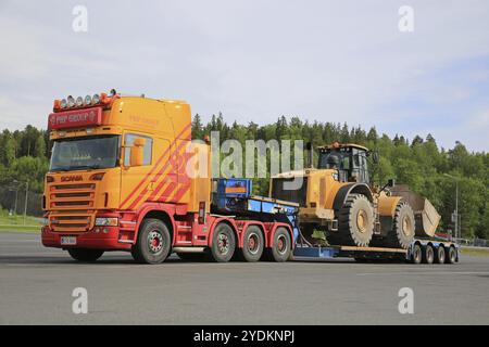 FORSSA, FINNLAND, 23. APRIL 2016: Maßgeschneiderter Scania G580-Auflieger der PHP-Gruppe bei Forssa halten Asphaltplatz während des Transports schwerer Cat an Stockfoto