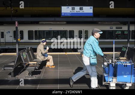 23. Dezember 2017, Kyoto, Japan, Asien, Wartebereich auf einem Bahnsteig am Kyoto Central Station, Asien Stockfoto