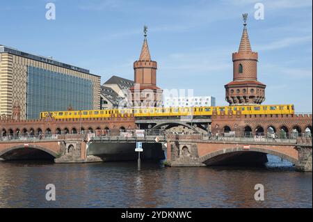 24.06.2019, Berlin, Deutschland, Europa, überquert eine U-Bahn die Oberbaumbrücke, die die beiden Stadtteile Kreuzberg und Friedrichshai verbindet Stockfoto